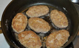 Ilagay ang mga cutlet sa isang kawali at iprito hanggang malambot sa katamtamang init para sa 15-20 minuto sa isang gilid at isa pang 15 sa kabilang. Ilagay ang mga cutlet sa isang kawali at iprito hanggang malambot sa katamtamang init para sa 15-20 minuto sa isang gilid at isa pang 15 sa kabilang.