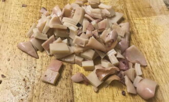 Com cuinar delicioses costelles de calamar? Primer, descongelar els calamars. A continuació, esbandiu-lo i assequeu-lo amb una tovallola de paper. Tallar a trossos petits. Esbandiu de nou amb aigua freda i poseu-ho sobre un tovalló o tovallola de paper per absorbir l'excés de líquid. 