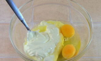 Com cuinar un pastís de col gelatina amb crema agra al forn? Agafeu qualsevol recipient profund i bateu-hi un parell d'ous.A continuació afegim la crema agra. Espolvorear amb sal. Bateu els ingredients amb una forquilla o una batedora fins que quedi suau. 