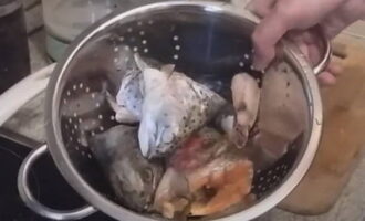 Hur lagar man utsökt fisksoppa med hirs? Låt oss först koka buljongen. För att göra detta, tillsätt svartpeppar i kokande vatten, tillsätt lite salt och försiktigt, så att vattnet inte stänker, placera fiskhuvudena i pannan. Koka i 20-30 minuter tills öringen är genomstekt.