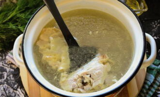 Com cuinar la sopa de col verda a partir de l'asega? Qualsevol part del pollastre és apta per fer brou; si voleu una sopa més satisfactòria i rica, preneu carn amb ossos. Ompliu una cassola de mida mitjana amb aigua, afegiu-hi el pollastre i deixeu-ho coure durant 20-25 minuts.