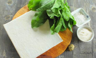 Làm thế nào để nướng một chiếc bánh sorrel trong lò? Lấy bột ra khỏi tủ đông trước. Rắc một ít bột mì lên bàn, đặt bột lên đó và để ở nhiệt độ phòng.
