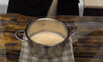 Com fer un deliciós pastís de Pasqua de formatge cottage? Dissoleu el llevat sec i una cullerada de sucre de la quantitat total en llet tèbia. Barrejar-ho tot bé.