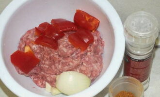 Cum să gătești lula kebab din carne tocată pe grătar? Pregătim toate ingredientele necesare. Trecem carnea de porc impreuna cu untura printr-o masina de tocat carne. Tăiați grosier ardeiul gras, ceapa și usturoiul. Cum să gătești lula kebab din carne tocată pe grătar? Pregătim toate ingredientele necesare. Trecem carnea de porc impreuna cu untura printr-o masina de tocat carne. Tăiați grosier ardeiul gras, ceapa și usturoiul.