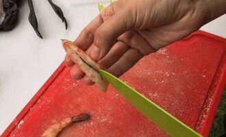 Hoe langoustines op de grill bereiden? Je kunt ze meteen kopen zonder schaal en kop. Anders moet u het product zelf schoonmaken. Het is belangrijk om de zwarte streep langs de rand te verwijderen.