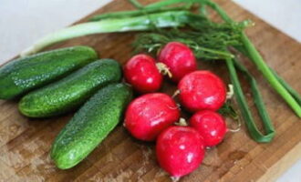 Okroshka แบบคลาสสิกนั้นง่ายและรวดเร็วในการเตรียมที่บ้าน เราล้างแตงกวาหัวไชเท้าและผักใบเขียวใต้น้ำ หั่นผักเป็นก้อนเล็ก ๆ