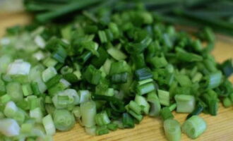 Com preparar borscht fred (sopa de remolatxa) a partir de remolatxa en vinagre? Renteu un munt de cebes verdes i piqueu-les finament.