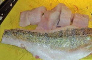 Hur lagar man läcker gössoppa hemma? Vi rengör fisken, tar bort inälvor, gälar och ögon. Dela gösen i små bitar. Lägg dem i en kastrull och fyll med vatten. Vi lägger även till huvudet, fenorna och svansen där. Vi lägger fisken för att laga mat på spisen, och glömmer inte att ta bort skummet efter att vattnet kokar.
