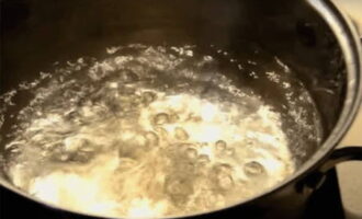 Hur förbereder man läcker fisksoppa hemma? Förbered öringen först. Tvätta fisken och ta bort fjäll. Skär av huvudet och gälarna. Ta bort alla inälvor och ben. Försök att hitta även små frön och ta bort dem. Filé kommer att användas. Skär fisken i medelstora bitar. Häll vatten i en stor kastrull och låt koka upp.
