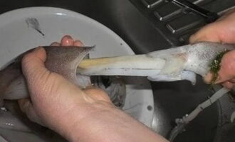 Com cuinar uns deliciosos calamars a la graella? Prepareu el marisc. Aboqueu-hi aigua bullint, retireu la pel·lícula. Netegeu els calamars de l'interior, esbandiu-los i poseu-los en un bol.