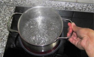 Com preparar la massa de llevat per a pastissos amb aigua? Escalfem l'aigua a 35-40 graus. En ella dissoldrem el sucre granulat i el llevat sec. 