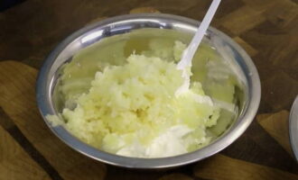 Com cuinar delicioses patates a la graella? Col·loqueu la crema agra en un recipient a part i aixafeu-hi els alls. Si voleu un plat menys picant, feu servir menys all. Afegiu-hi també sal i, si voleu, pebre. Afegiu fulles de farigola per donar-li gust. Barrejar bé. 