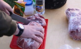 Hoe bereid je de lekkerste marinade voor varkenskebab? Kies allereerst het vlees voor de kebab. Het moet vers zijn; bevroren vlees is geen kebab. Het beste vlees voor op de barbecue is nek, ossenhaas en ham. De nek is altijd bedekt met een laagje vet, waardoor de kebab zachter en sappiger wordt.Ossenhaas en ham zijn vanwege het gebrek aan vet dichter, maar mager. Was en droog het vlees. Het is handig om vlees op de volgende manier te snijden. Snijd het eerst in steaks van ongeveer 5 cm dik en snijd de steaks vervolgens langs de aderen in vierkante stukken met zijkanten ook ongeveer 5 cm.