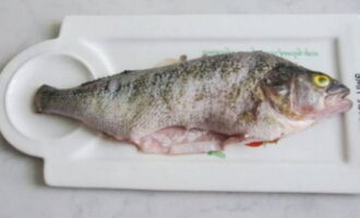 Hur lagar man läcker abborresoppa hemma? Fisken måste tvättas noggrant under kallt vatten. Efter detta skär vi dess mage utan att ta bort fjällen. Vi måste ta ut alla insidor och ta bort den svarta mödomshinnan. Nu rengör vi fisken från fjäll. Vi sköljer abborren igen inifrån och ut. 