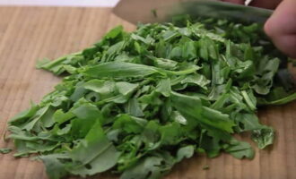 Cum să faci plăcinte delicioase cu măcriș? Ar trebui să începeți pregătirea felului de mâncare pregătind ingredientele pentru umplutură. Măcrisul trebuie clătit bine în apă rece. Taiem picioarele dure din el. Pentru umplutură avem nevoie doar de frunze de măcriș.Nu le tăiem foarte fin, deoarece datorită tratamentului termic frunzele sunt mult reduse în dimensiune. 