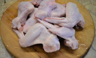 วิธีการปรุงปีกไก่บนตะแกรง? ขั้นแรก มาเตรียมส่วนผสมทั้งหมดที่จำเป็นสำหรับสูตรกันก่อน คุณควรเลือกปีกไก่อย่างมีความรับผิดชอบมากที่สุด ตรวจสอบว่าหนังบนนั้นไม่มีคราบหรือน้ำตา สีของปีกควรเป็นสีชมพู หากคุณพบว่ามันติดมือของคุณ แสดงว่าผลิตภัณฑ์ไม่สดอีกต่อไป และคุณไม่ควรรับประทาน เนื้อปีกไก่จะนุ่มและนุ่ม ผลิตภัณฑ์นี้จะปรุงเร็วขึ้นมาก ล้างปีกไก่ให้ดีในน้ำเย็น เราขจัดความชื้นส่วนเกินโดยใช้กระดาษเช็ดปาก ใช้เพื่อทำให้ปีกทั้งสองข้างแห้ง 