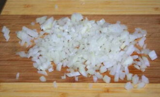 Com cuinar lula kebab en una paella a casa? Peleu la ceba. Esbandida la verdura sota aigua freda. Talleu la ceba a trossos molt petits. 