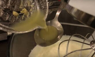 Häll den förpressade citronsaften i grädden. Vispa med en mixer.