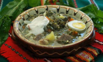 Bago ihain, pukawin nang mabuti ang sopas upang ang natunaw na mantikilya ay pantay na ibinahagi sa kabuuan nito, pagkatapos ay maaari mong ibuhos sa mga plato at maglingkod na may isang kutsarang puno ng malamig na kulay-gatas.