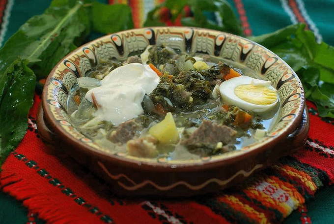 Green borscht na may kastanyo at itlog