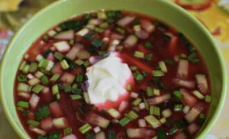 Abans de servir, el borscht fred s'ha de deixar preferiblement a la nevera durant 1 hora. Fet, podeu tractar els vostres éssers estimats!