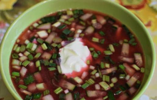 Borscht fred elaborat amb remolatxa en vinagre
