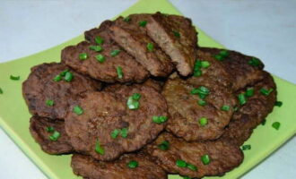 Les costelles de fetge no només són un excel·lent plat calent, sinó també un excel·lent aperitiu fred que fa deliciosos entrepans.