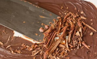 Ta ut den frysta chokladen från kylen. Gör stora chips med en bred spatel eller kniv. Använd en grönsaksskalare och hacka den återstående chokladen till finare smulor.