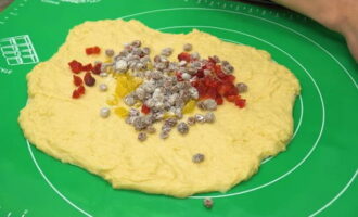 Un cop la massa hagi pujat, passeu la massa a una superfície de treball i pasteu-la bé per deixar anar tot l'aire.A continuació, estireu la massa en un rectangle i estireu els fruits secs preparats. Després embolcallem la capa de massa i formem una bola.