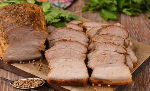 Ang tiyan ng baboy na inihurnong sa oven