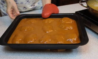 Traieu les costelles del forn; en aquest moment s'haurien d'haver posat. Aboqueu la salsa a la paella fins que cobreixi les costelles el màxim possible. 