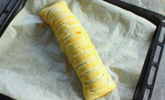 Làm nóng lò ở 180°C và nướng bánh trong đó khoảng 25-30 phút, tùy thuộc vào công suất của thiết bị. Nó sẽ có màu vàng.