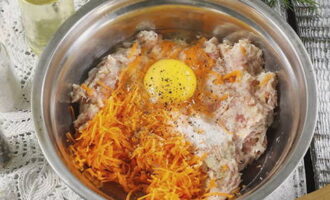 Paano magluto ng masarap at makatas na mga cutlet na may gravy sa oven? Ilagay ang tinadtad na karne sa isang mangkok, basagin ang isang itlog dito, magdagdag ng asin at paminta. Balatan ang mga sibuyas at karot, lagyan ng rehas ang mga karot sa isang pinong kudkuran, makinis na tumaga sa kalahati ng sibuyas. Magdagdag ng mga gulay sa tinadtad na karne.