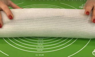 Bred ut en lätt fuktig handduk på arbetsytan (med träspatel).