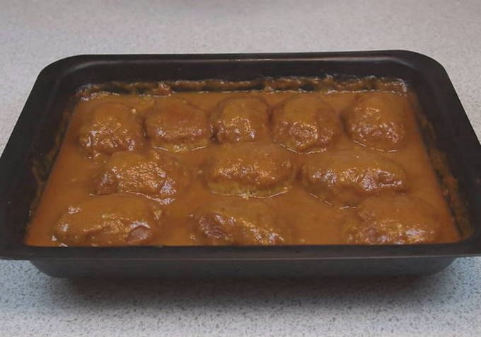 Chuletes sucoses en una safata de forn al forn