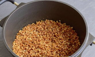 Com cuinar delicioses costelles de blat sarraí? Bullir el blat sarraí en aigua lleugerament salada fins que estigui tendre.