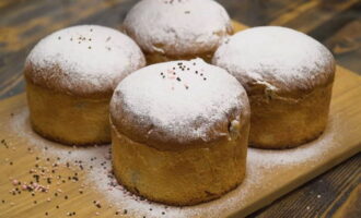 Traieu els pastissos refredats del motlle i empolvoreu-los generosament amb sucre en pols tamisat i qualsevol espolvoreig de colors vius. 