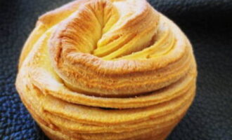 Unteu els motlles de forn amb oli i ompliu-los de cargols. Posar al forn preescalfat a 180 graus. Els cruffins es couen en 15-20 minuts, és important no cuinar-los massa. Espolseu-hi coco o sucre en pols per sobre.