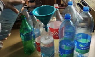 Cách làm kvass từ nhựa cây bạch dương với nho khô tại nhà? Lọc nước trái cây tươi qua vải thưa, đổ vào chai nhựa, không để mép 6-8 cm.