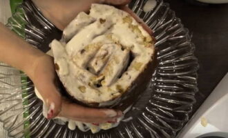 Smörj kanterna på det sista lagret med en blandning av överblivna tårtlager. Vi fixar de ställen som inte höll ihop bra och fyller kakans tomrum på toppen.