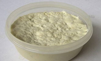 Com cuinar el pastís de Pasqua més deliciós amb panses? Barrejar el llevat amb 500 grams de farina i llet tèbia, tapar el bol amb una tovallola i deixar la massa durant mitja hora.