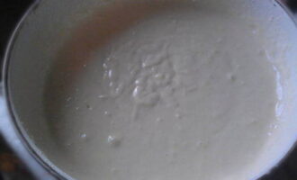 Hur gör man en läcker påsktårta? Häll torrjäst, en matsked socker och ett glas mjöl i varm mjölk. Blanda ingredienserna och låt stå en halvtimme på en varm plats.