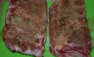 Frecați bine coastele de porc prespălate cu amestecul picant.