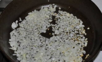Fregiu les cebes picades en oli vegetal per preparar la salsa.