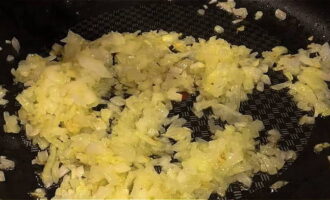 Gọt vỏ hành tây, thái nhỏ, cho vào chảo rán (cần đun nóng trên lửa nhỏ với một lượng nhỏ dầu thực vật). Đảo hành tây liên tục cho đến khi chuyển sang màu vàng nâu.