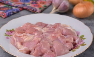 นำเนื้อออกจากต้นขาไก่อย่างระมัดระวัง เราจะไม่ใช้กระดูก