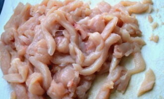 Hugasan namin ang fillet ng manok at ihiwalay ito sa manipis na mga piraso.