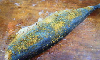 Frega el peix amb espècies, sal i pebre. Feu-ho tant fora com dins de la carcassa.