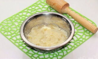 Kyl den kokta potatisen lite, skala den och puré den på valfritt sätt. Kyl den kokta potatisen lite, skala den och puré den på valfritt sätt.