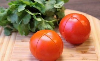 Chúng tôi cắt cà chua và bỏng chúng.